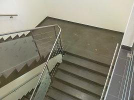 Lite schody podesty s mosaznymi prvky